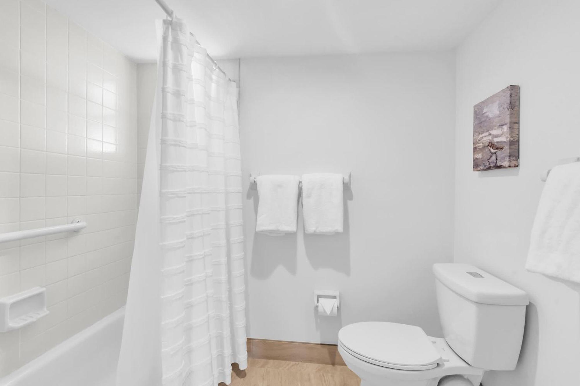 Deluxe - Modern Furnishings And Great View North Naples