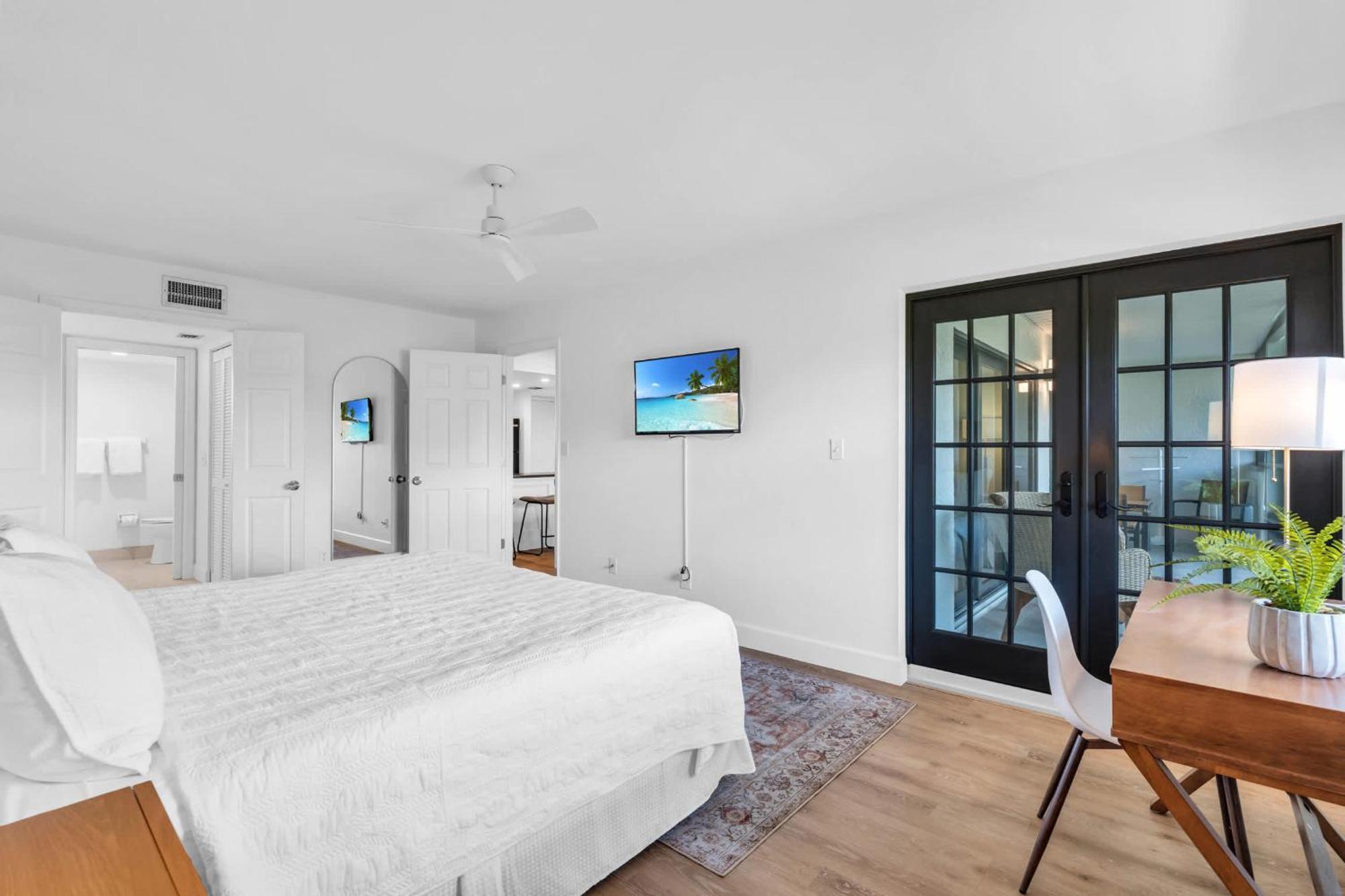 Deluxe - Modern Furnishings And Great View North Naples