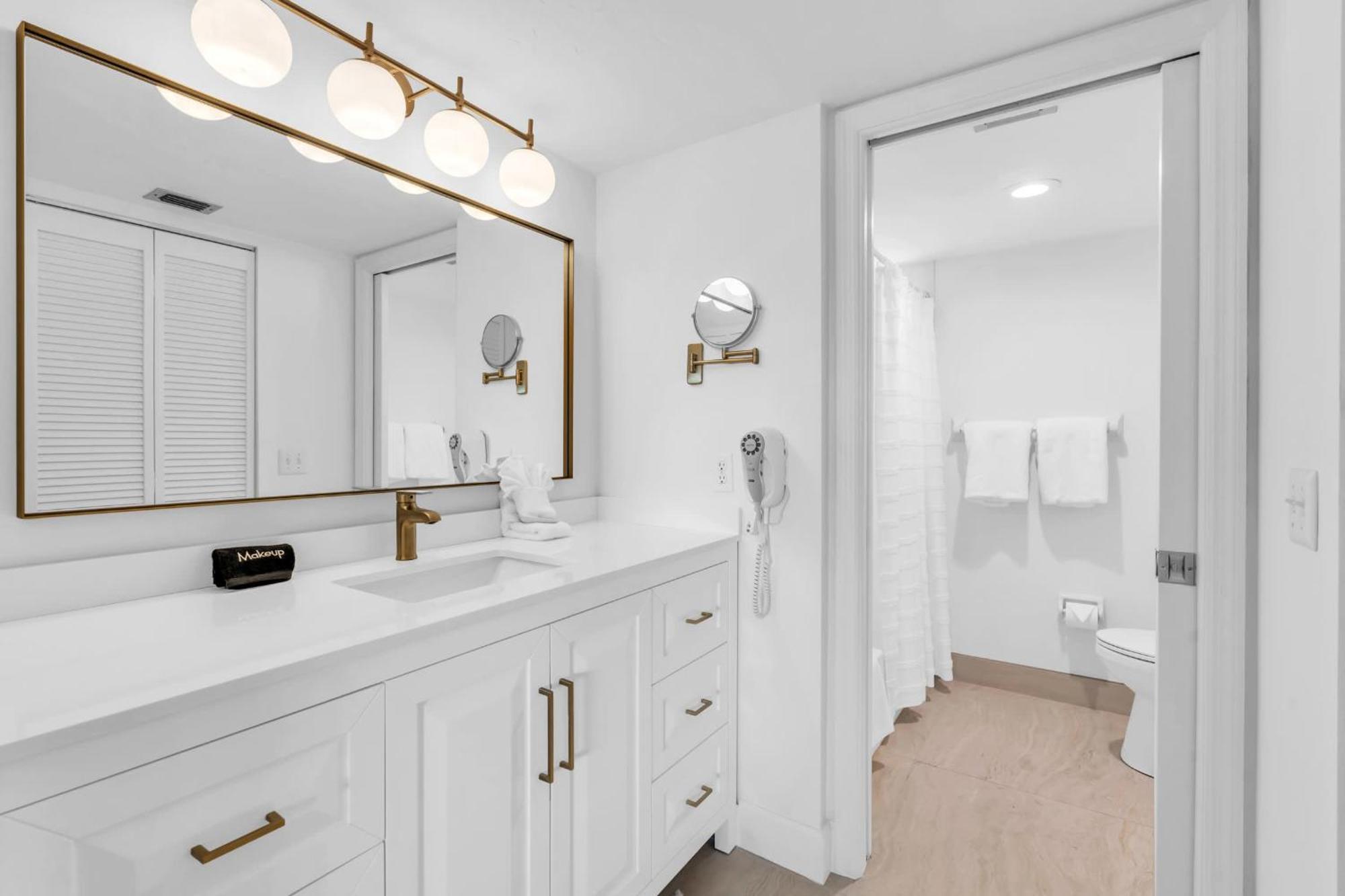 Deluxe - Modern Furnishings And Great View * North Naples
