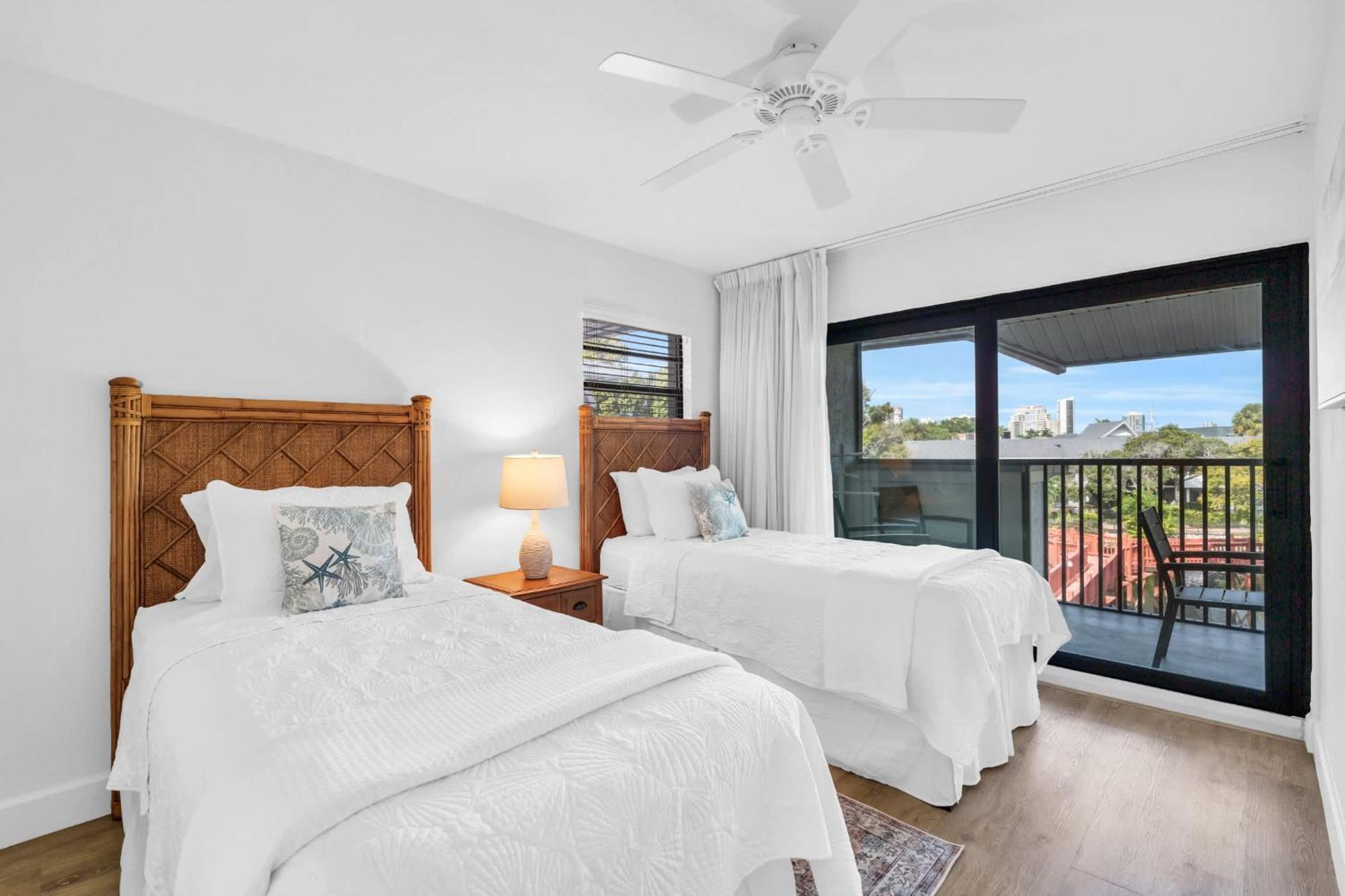 Deluxe - Modern Furnishings And Great View * North Naples